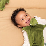 Bébé avec le doudou Mr. Dino Trixie vert