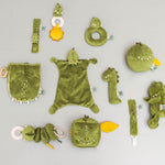 Doudou Mr. Dino Trixie présenté avec les jouets bébé assortis de la collection