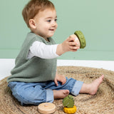 Enfant manipulant un anneau de la tour Mr. Dino Trixie