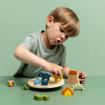 Enfant empilant les dinosaures du jeu Trixie