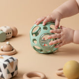Balle hochet sensorielle en silicone verte - Little L