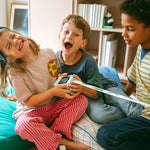 Enfants utilisant ensemble la mini imprimante IA Kidywolf